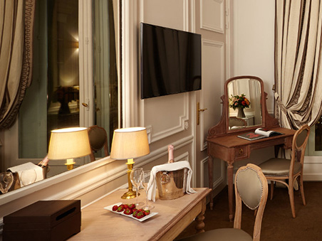 deluxe-room-hotel-regina-paris