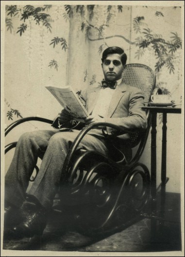 Hombre sentado en mecedora Kohn