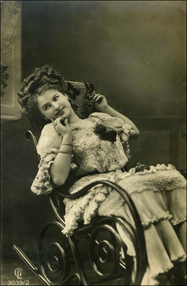 Muchacha en mecedora