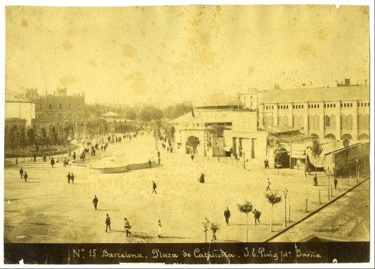 Foto de Plaça Catalunya amb La Pajarera (Gran Café del siglo XX) al fons, 1888-1895. Arxiu Municipal Barcelona Arxiu Fotogràfic Barcelona