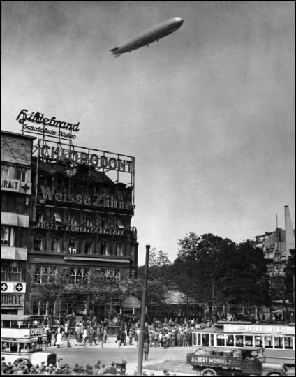 Berlin, Zeppelin über Potsdamer Platz